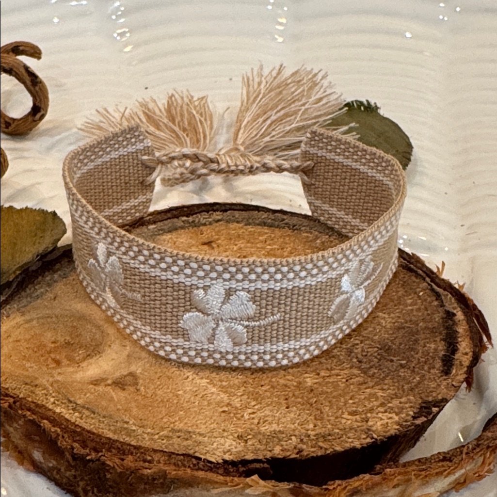 Khaki And White Clover Embroidered Woven Bracelet